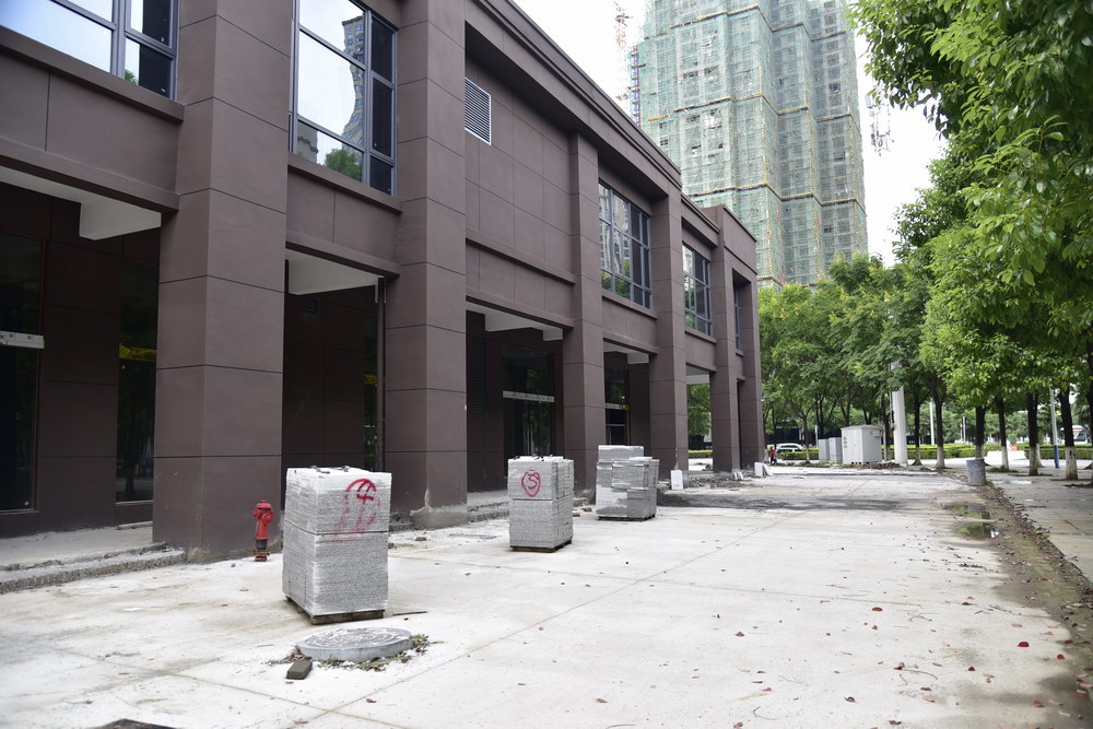 冠南汇侨城2021年8月工程进度4号楼底商正在铺门前地砖