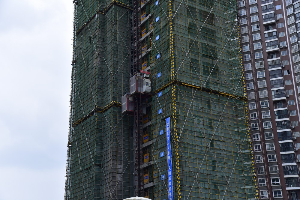 佳鑫·名著2021年4月工程进度1号楼工程电梯正在工作中