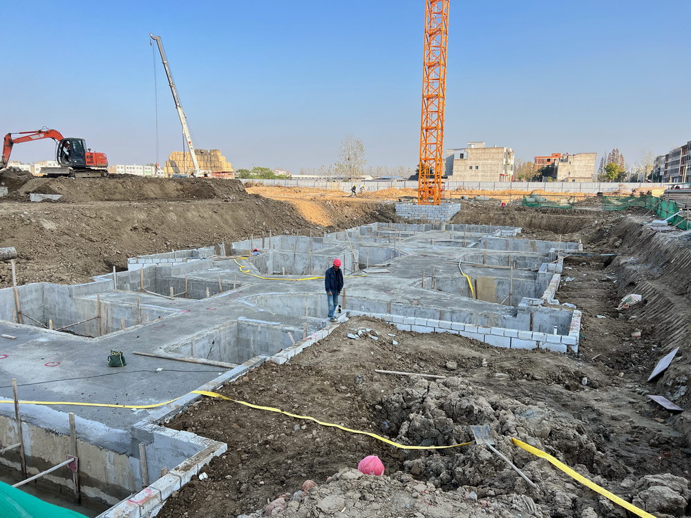汉旺.世纪城2021年11工程进度15号楼正在做地下基础工程